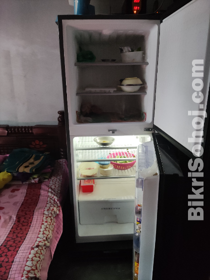 Refrigerator and freeze